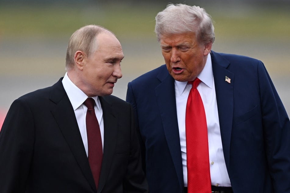 US President Donald Trump (r.) and Russian President Vladimir Putin talk on the tarmac upon their arrival for a summit on Ukraine at Joint Base Elmendorf-Richardson in Anchorage, Alaska, on August 15, 2025.