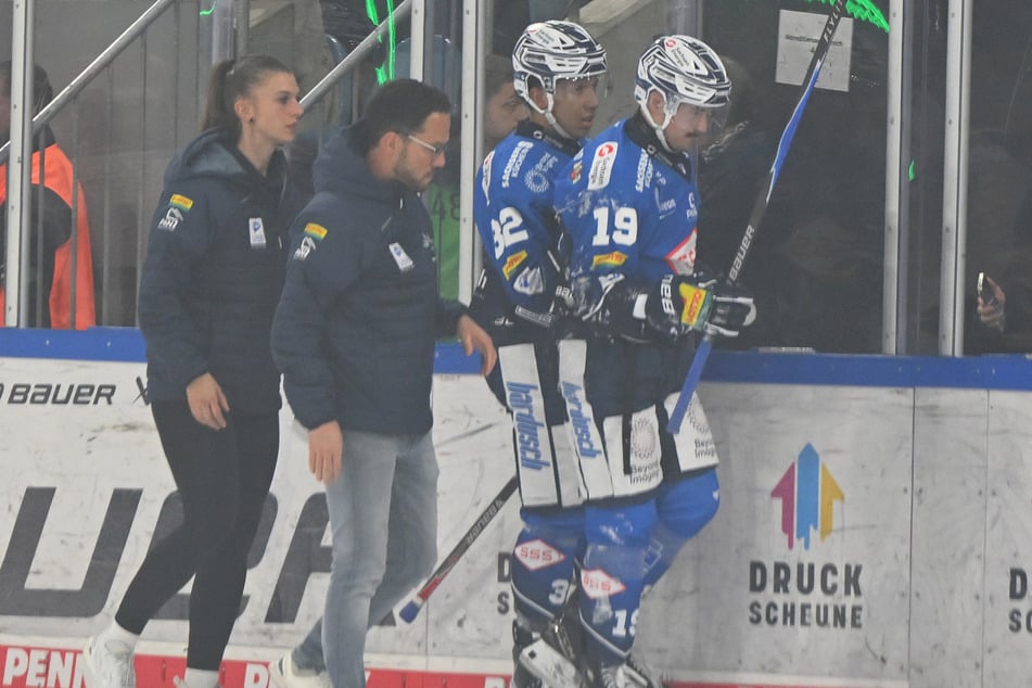 Das Knie? Niklas Postel (r.) musste nach zehn Minuten verletzt vom Eis.