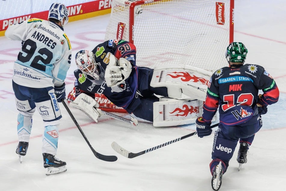Eislöwe Tomas Andres (29, l.) prüfte hier Eisbären-Goalie Jake Hildebrand (32).