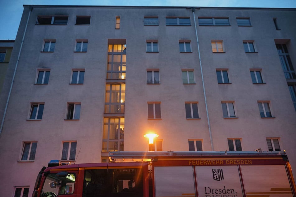 Die Feuerwehr eilte zu einem mehrstöckigen Wohngebäude auf der Wormser Straße.