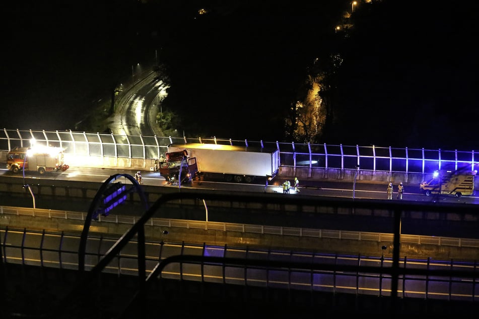 Nach einer Kollision mit der Tunnelwand kam der Laster auf der Brücke über dem Plauenschen Grund zum Stehen.
