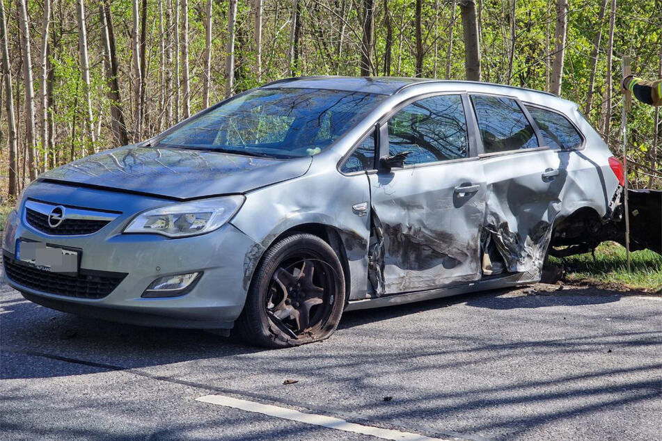 Offenbar wurde das Hinterrad des Opels durch den Aufprall abgerissen.