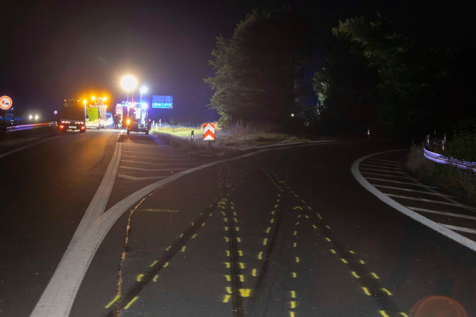 Nach dem verbotenen Autorennen, markierten die Ermittler Spuren auf der Fashrbahn.