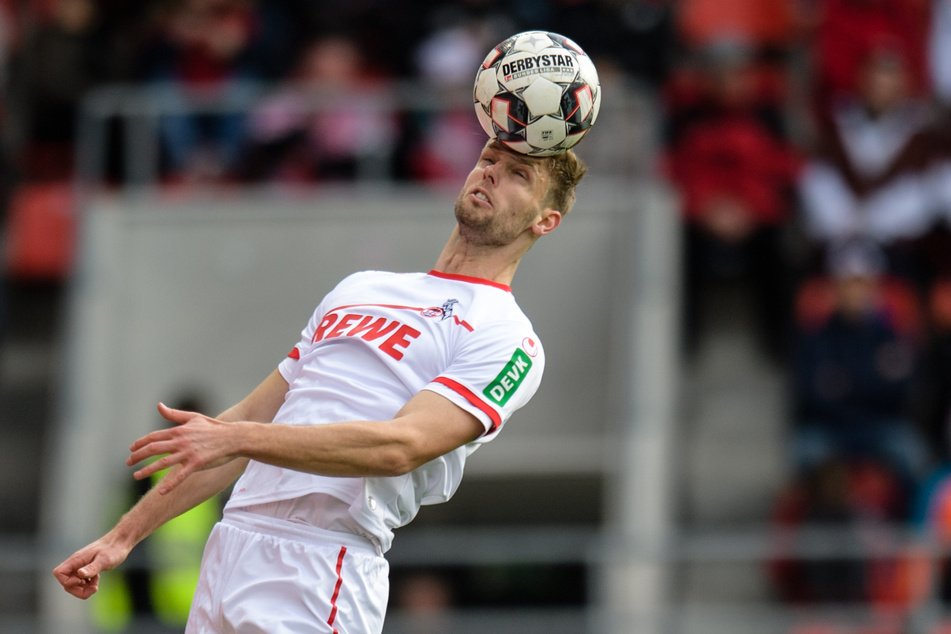 Lasse Sobiech von Köln spielt den Ball mit dem Kopf.
