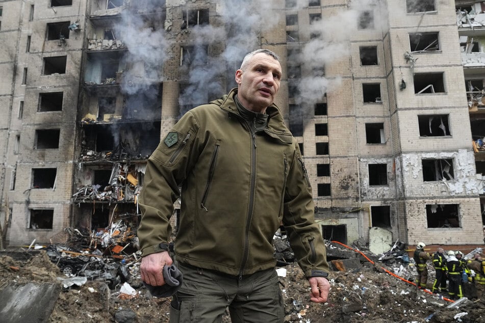 Vitali Klitschko (47), Bürgermeister von Kiew, inspiziert die Schäden in der ukrainischen Hauptstadt.