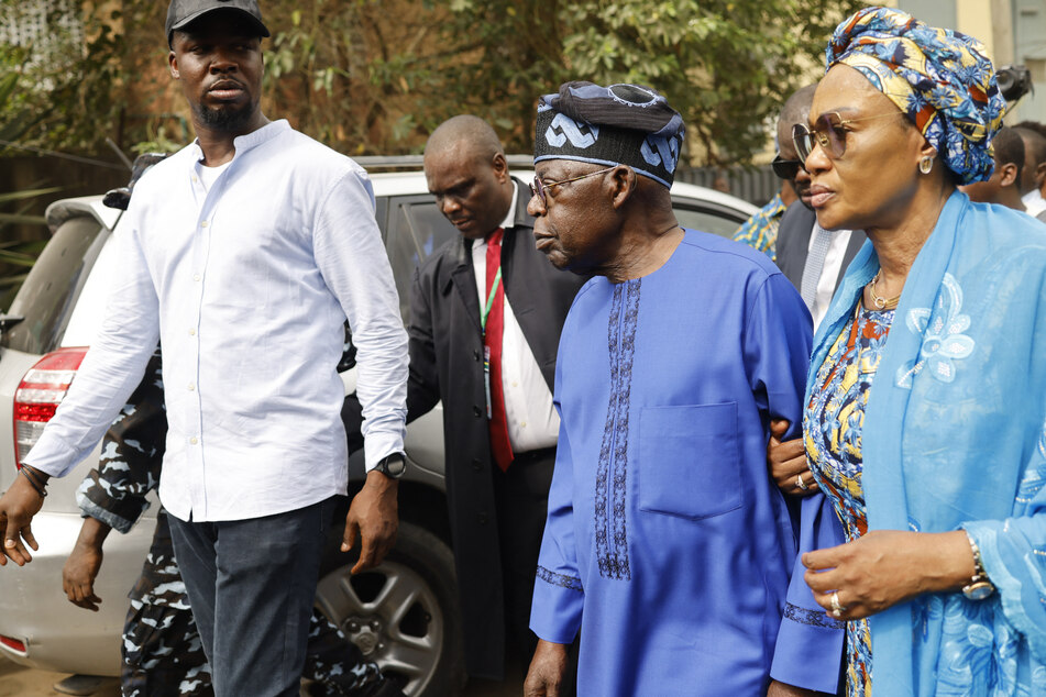 Seit Mai 2023 ist Bela Tinubu (72, Mitte) amtierender Präsident Nigerias und Oluremi Tinubu (64) ist als First Lady an seiner Seite.