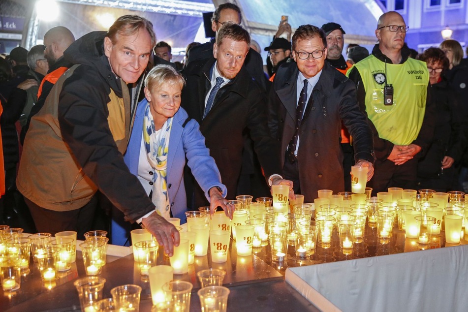 Auf dem Nikolaihof wurde das Lichtfest eröffnet. Mit dabei: (v.l.) Burkhard Jung (65), Kirsten Fehrs (62), Michael Kretschmer (48) und Carsten Schneider (47).