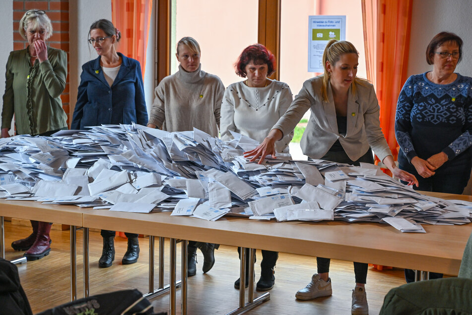 Mitarbeiterinnen der Gemeinde Grünheide bei der Auszählung der Briefwahl der Bürgerbefragung zur Tesla-Erweiterung.