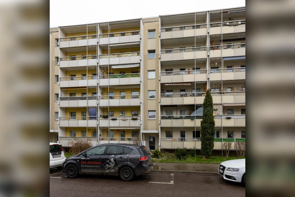 Hier spielte sich die Tragödie im Frühsommer 2022 ab: Vom Balkon der ersten Etage rechts neben den Eingang ließ die Frau ihre Zwillinge fallen.