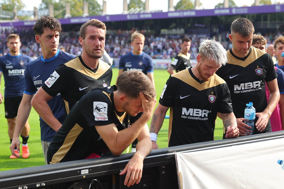 Ratlosigkeit und Ernüchterung bei den Auer Spielern nach der 1:3-Pleite in Osnabrück.