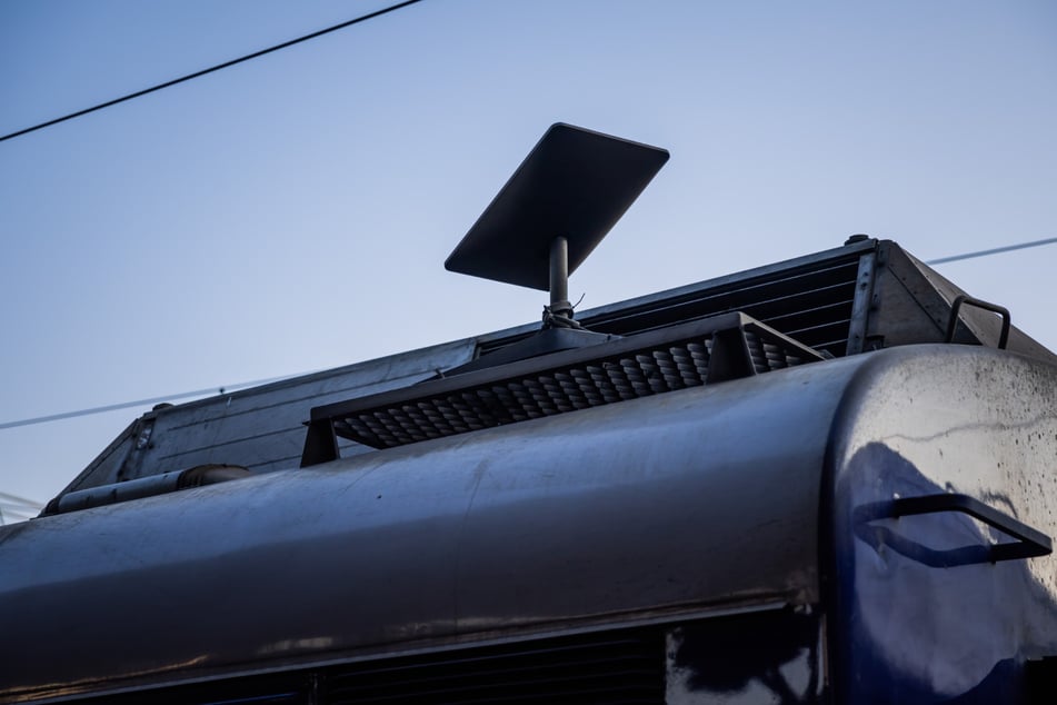 Kiew: Eine Antenne des Satelliten-Internetanbieters Starlink ist auf einem Zug im Hauptbahnhof zu sehen.
