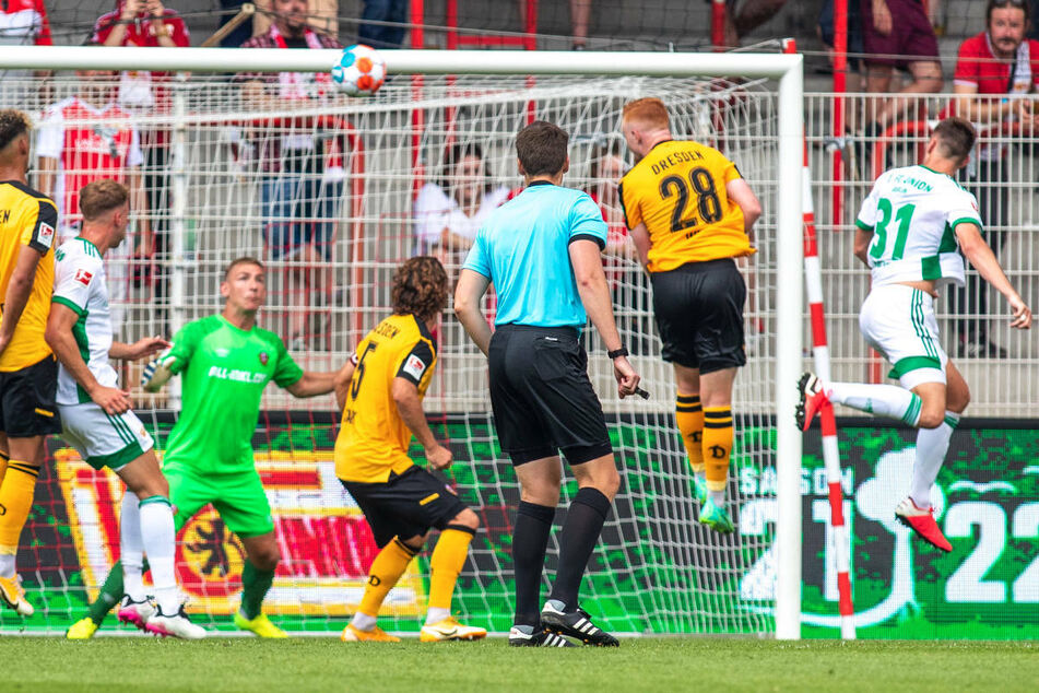 Union Berlins Abwehrchef Robin Knoche (r.) köpft den Ball nach einer Ecke zum 3:0-Endstand ins Tor.