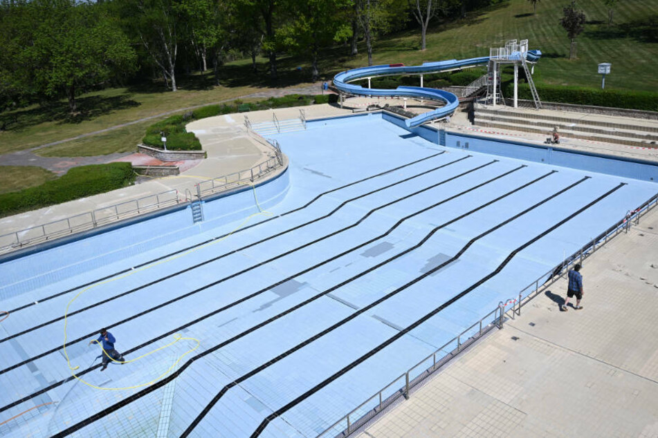 Reinigungsarbeiten laufen im Schwimmbecken des Mühltalbades in Darmstadt-Eberstadt. Die Mitarbeiter bereiten sich auf die Eröffnung der Freibadsaison vor. Angesichts der Corona-Krise ist noch unklar, ob und wann die Schwimmbäder oder bewachten Badestellen freigeben werden.
