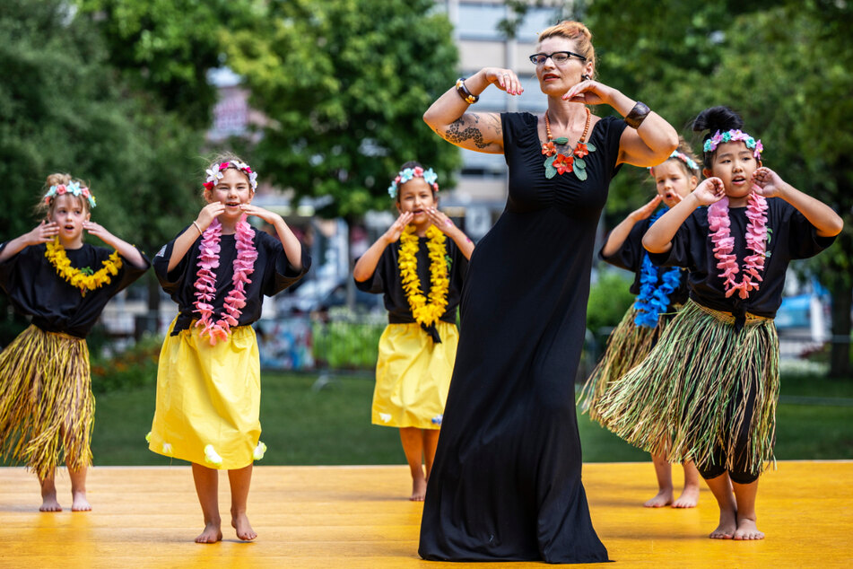 Hula-Lehrerin Nancy Tschirch lehrt Euch den hawaiianischen Hula-Tanz.