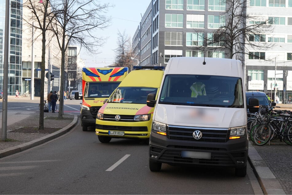 Der Rettungsdienst war vor Ort, nachdem der Transporter einen Radfahrer erfasst hat.