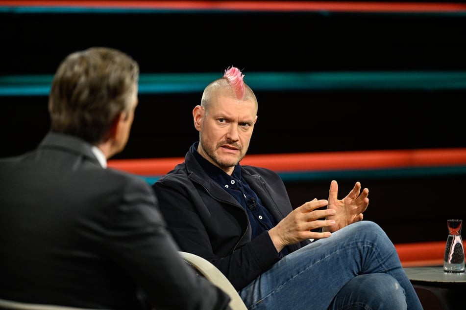 Digital-Experte Sascha Lobo (50, r.) führte im Verlauf der Sendung ein Gespräch mit ChatGPT.