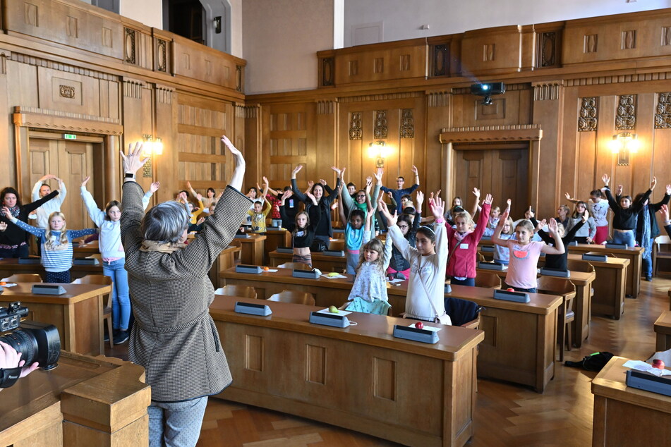 50 Schüler wurden am Montag im Ratssaal des Chemnitzer Rathauses von Musikschulchefin Nancy Gibson (60) zur 16. Grundschulkonferenz empfangen.