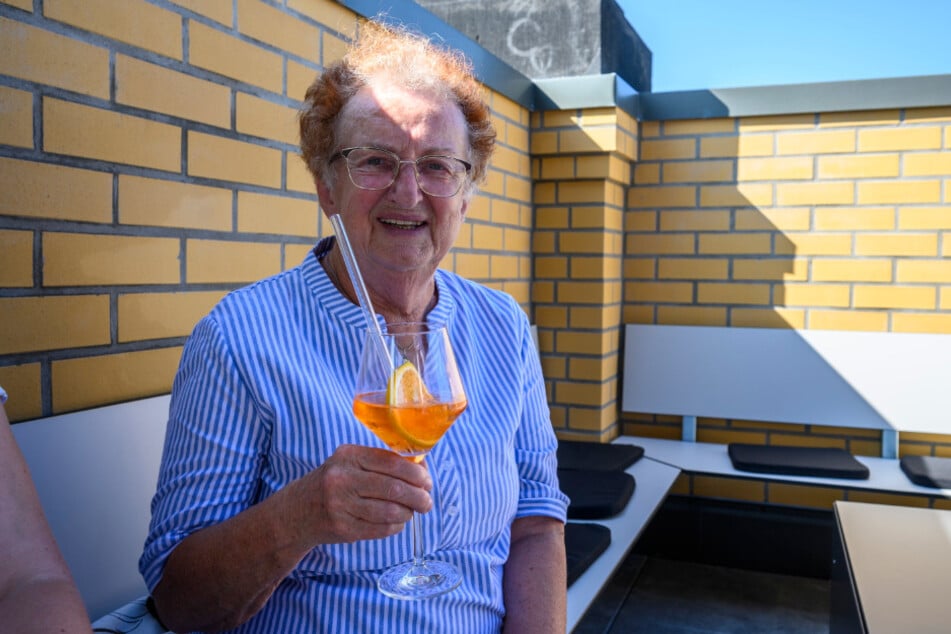 Ingrid Poike (79) genoss auf dem Fabrik-Dach einen Aperol Spritz.