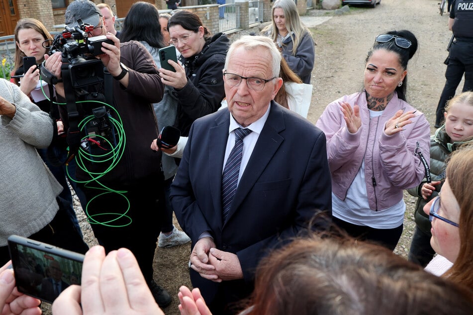 Till Backhaus informierte am Mittwoch über den Plan, den gestrandeten Wal lebend bis in die Nordsee und den Atlantik zu ziehen, um ihn dort freizulassen.