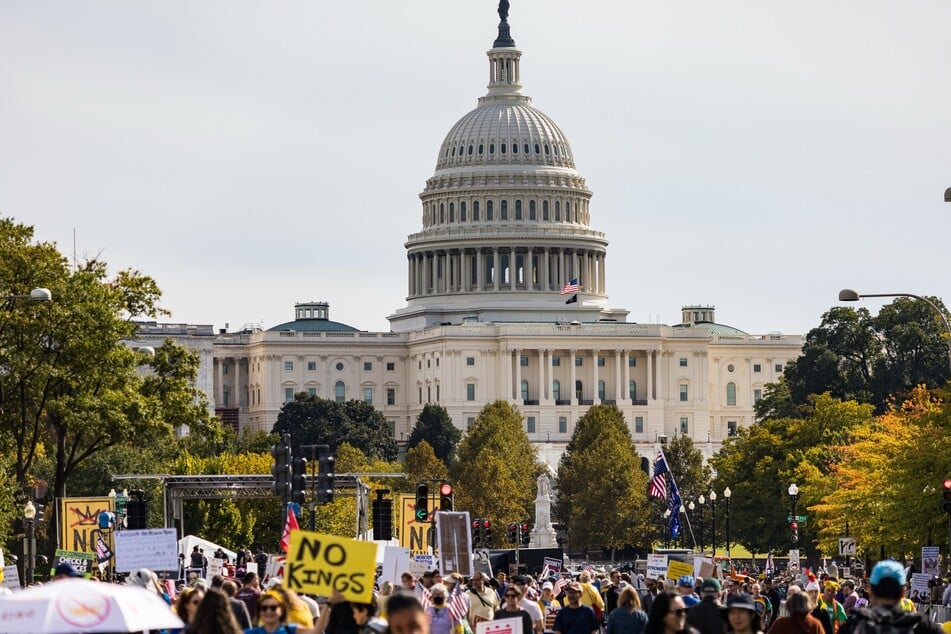Das Kapitol der Vereinigten Staaten dient als Kulisse für den Protest am "No Kings Day" in Washington.