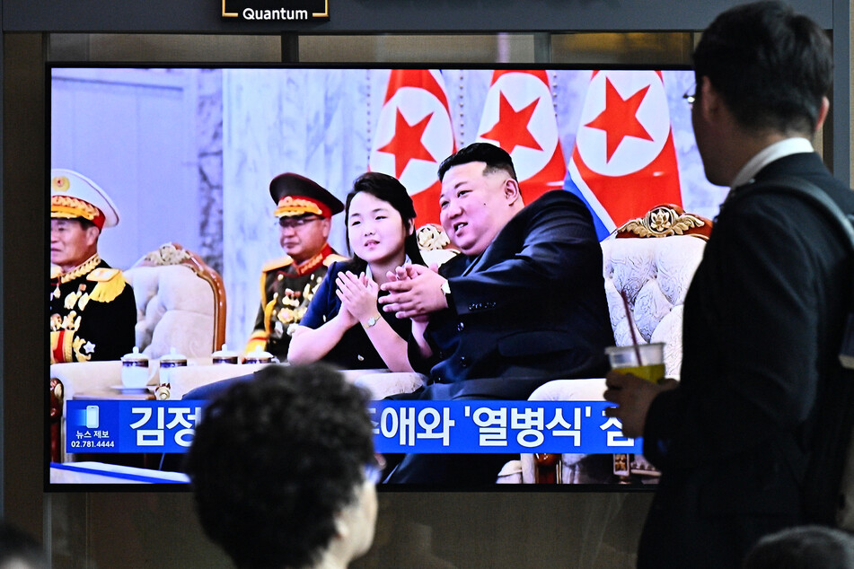 Nordkoreas Anführer Kim Jong-un (39, r.) mit seiner Tochter Kim Ju-ae (l.)