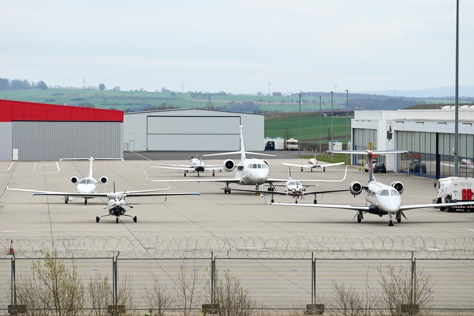 Auch der Flughafen Kassel-Calden könnte laut Strategie-Papier zur Zielscheibe werden.