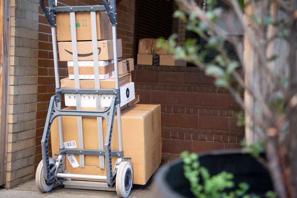 Paketbote stemmt sich gegen rollendes Auto, um es zu stoppen: Aktion endet tragisch