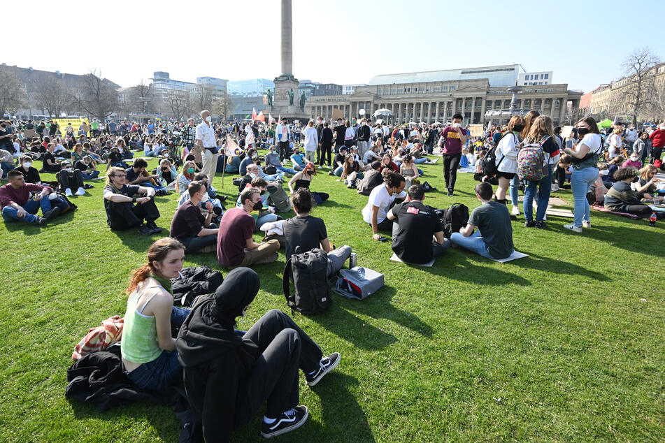 Demonstranten der Aktion Fridays for Future sitzen bei einer Kundgebung im März 2022 auf dem Stuttgarter Schlossplatz.