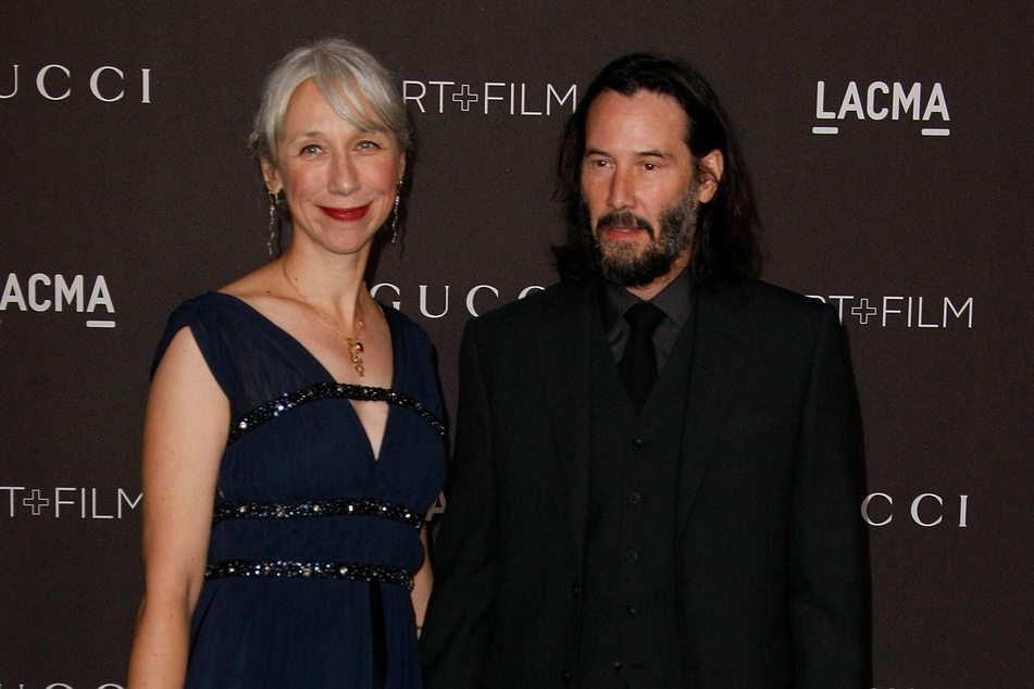 Keanu Reeves in love: star kisses girlfriend as shooting for Matrix 4 continues