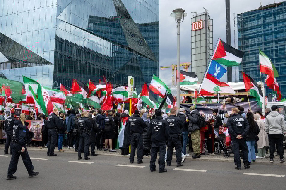 "Hände Weg vom Iran": Hunderte gehen gegen USA und Israel auf die Straße