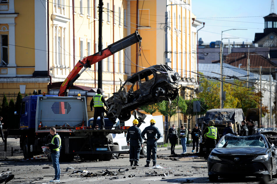 Kiew: Die Bergung von Autos, die durch einen Raketenangriff zerstört wurden, wird fortgesetzt.
