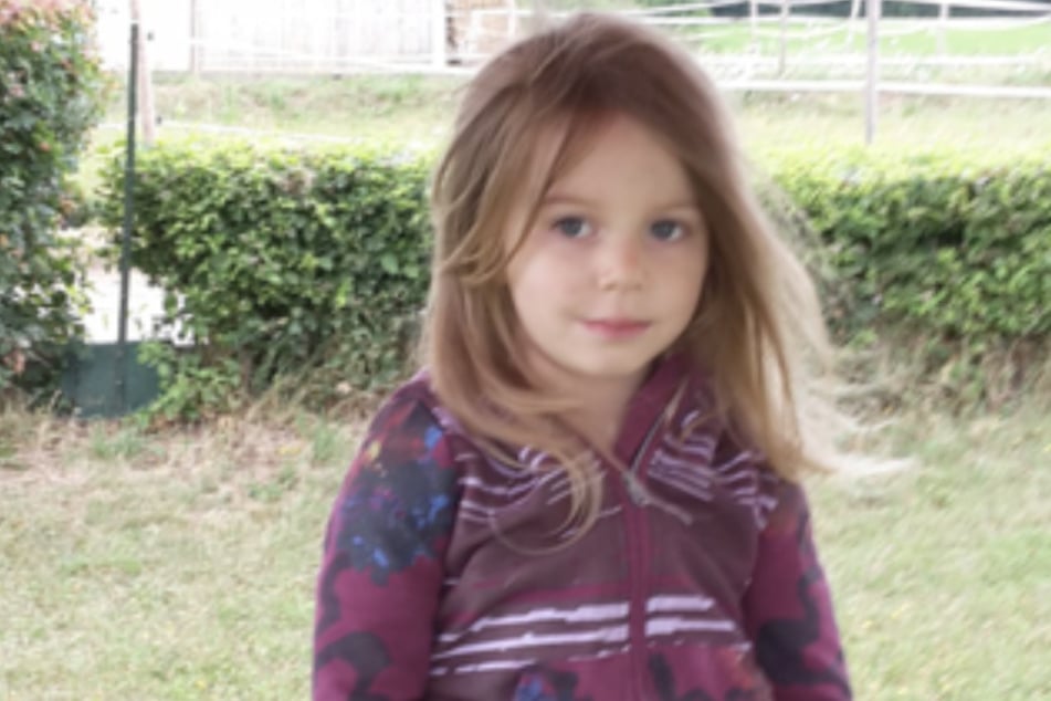 Die siebenjährige Tara wird vermisst. Sie könnte sich in Begleitung ihrer Mutter befinden.
