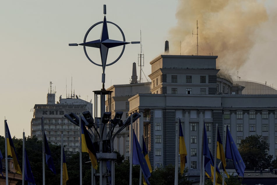 Rauch steigt nach einem russischen Angriff aus dem Gebäude des Ministerkabinetts auf.