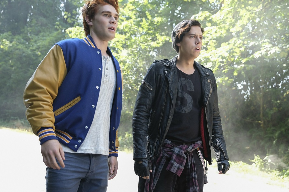 Archie Andrews (K. J. Apa, 34, l.) und Jughead Jones (Cole Sprouse, 29) in "Riverdale".