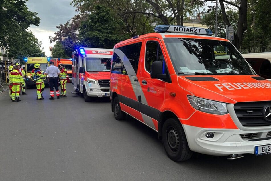 Die Feuerwehr ist aufgrund der Notrufe mit einem erhöhten Aufgebot zu der Unfallstelle ausgerückt.