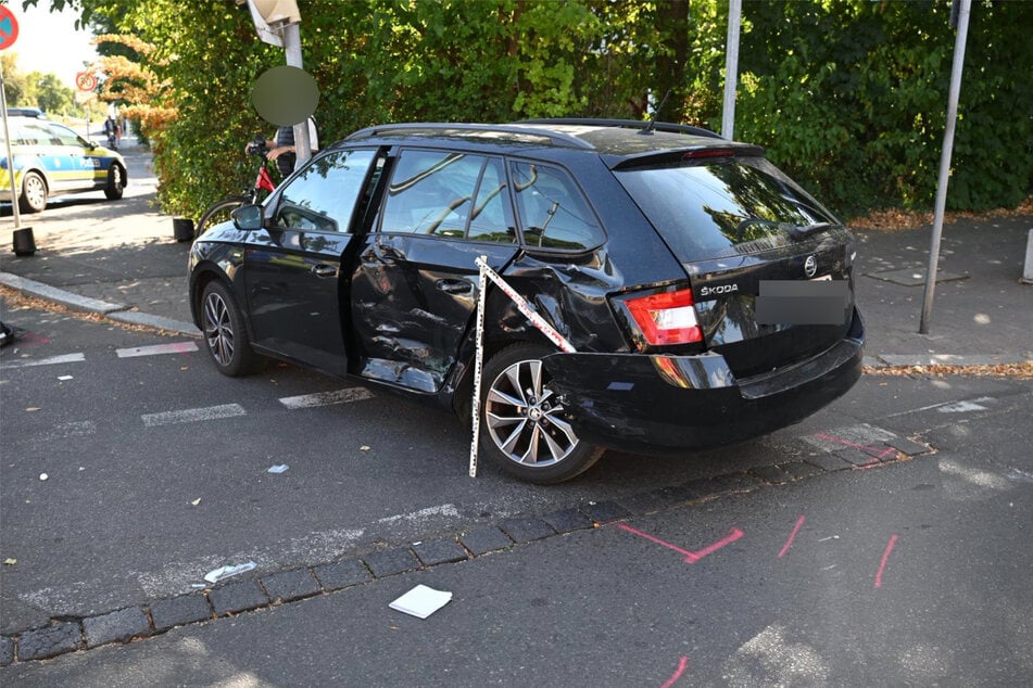 Der Skoda und der Rettungswagen wurden bei dem Unfall beschädigt.