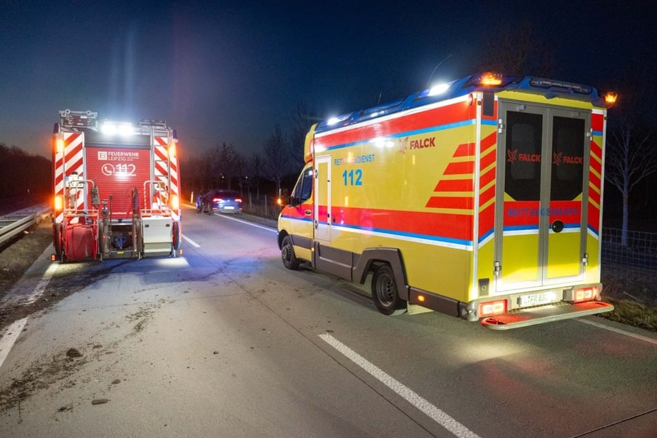 Mehrere Einsatzkräfte sicherten die Unfallstelle ab und betreuten den Fahrer.