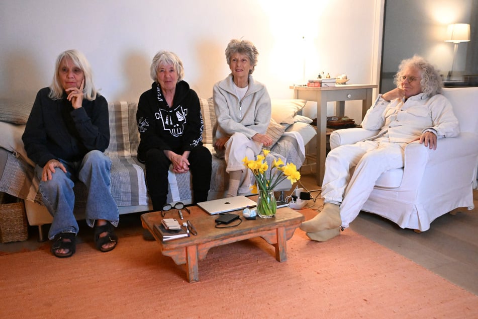 Rainer Langhans (84, r.) sitzt mit seinen Partnerinnen Gisela Getty, Christa Ritter und Brigitte Streube (v.l.) bei einem gemeinsamen Fototermin.