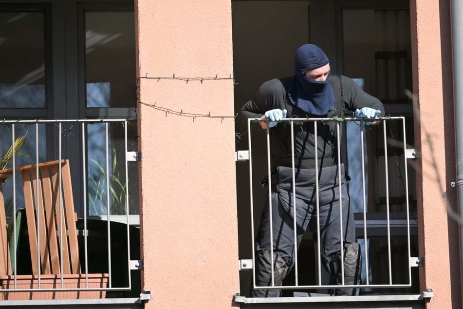 Spezialkräfte der Polizei durchsuchten eine Wohnung in Potsdam. Ein Sprengstoffverdacht bestätigte sich später nicht.