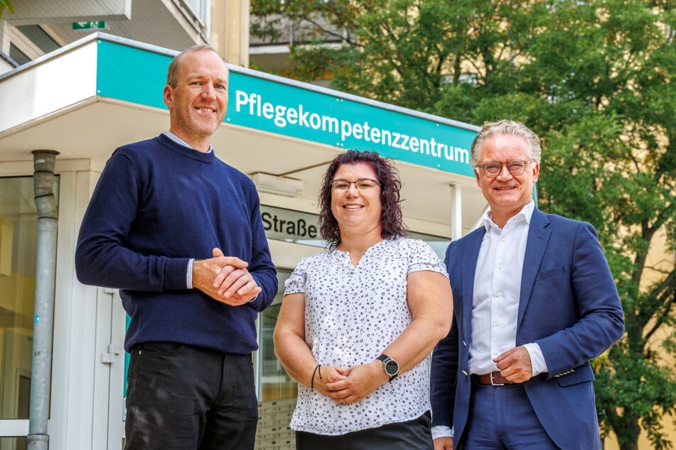 Vorstand Christian Seifert (54, r.), Stefanie Szymanski (31, Leiterin Ambulante Dienste Ost) und Bereichsleiter Gregor Wittenburg (47) eröffnen das neue Kompetenzzentrum in Gruna.