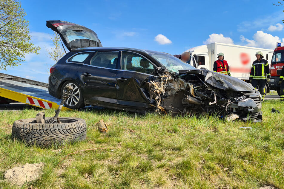 Der Wagen war danach nicht mehr fahrbereit – das rechte Vorderrad wurde abgerissen.