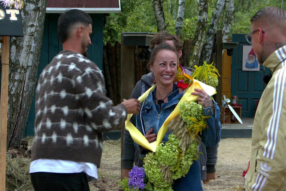 Sandra (33) setzt sich gegen Paco (30), Gigi (26) und Fritz (26) durch und wird zur "Hofkönigin" gekürt.