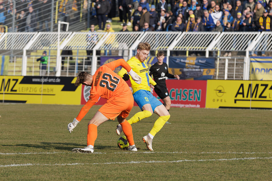 Torjäger Stefan Maderer (r.) bleibt an Viktoria-Keeper Florian Horenburg hängen.