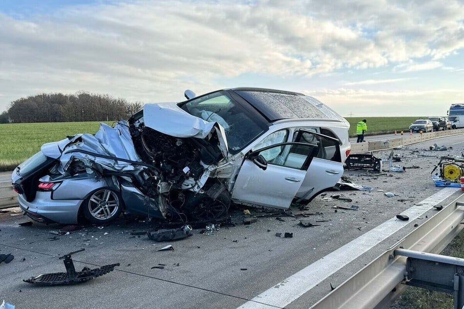 Von den beiden Autos war nach dem schrecklichen Crash nicht mehr viel zu erkennen: Der Unfallort glich einem Trümmerfeld.