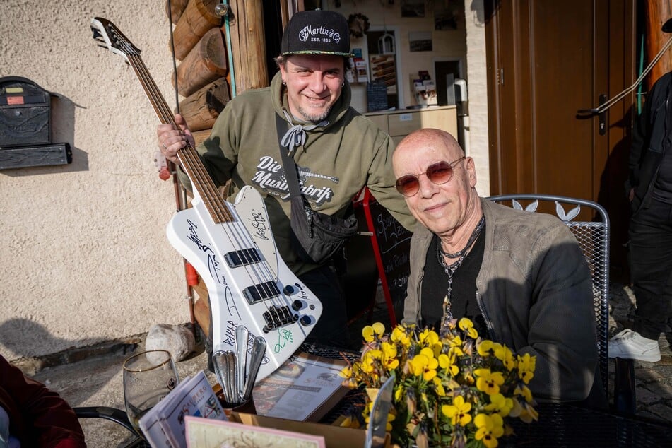 City-Frontmann Toni Krahl (75, r.) signierte in Ehrenfriedersdorf eine Gitarre für Kevin Mitteldorf.