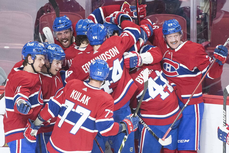 Jesperi Kotkaniemi (15) celebrates with his teammates after scoring the winning goal for the Canadiens.