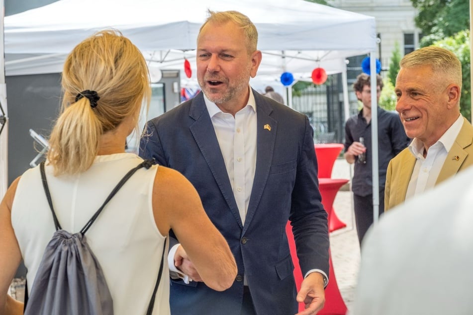 Generalkonsul John R. Crosby (Mitte) hatte zu einem Empfang anlässlich des Independence Days am 4. Juli geladen.