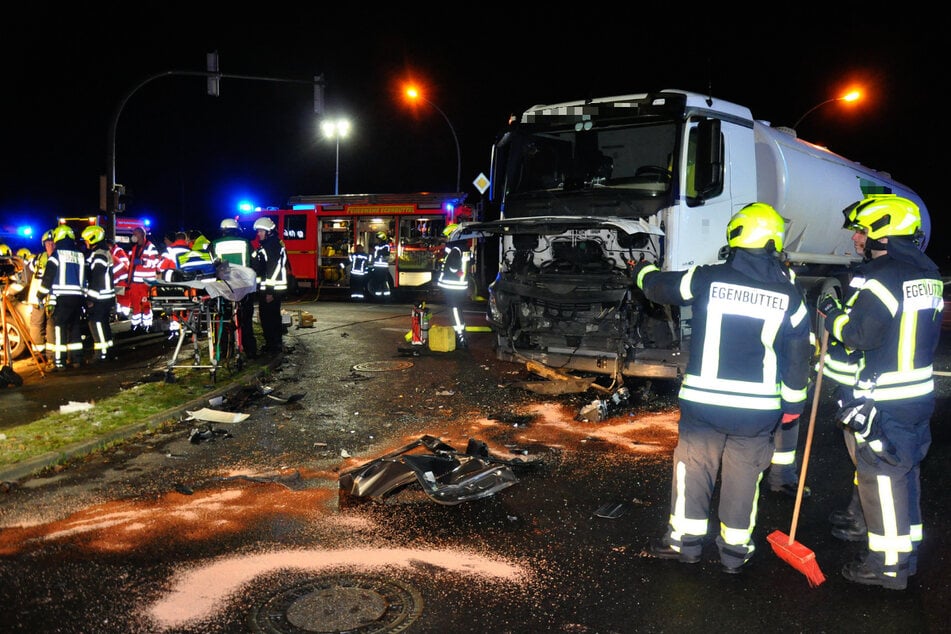 Tanklastwagen rammt Auto: Zwei Schwerverletzte