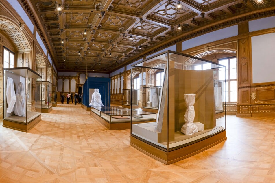 Blick in den wiederhergestellten Propositionssaal im Residenzschloss. Noch sind die Exponate in den Vitrinen verhüllt.
