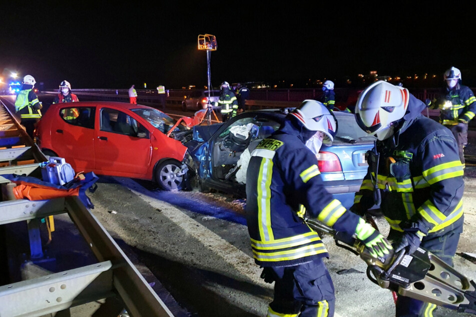 Die Feuerwehr musste den 47-jährigen Fahrer des blauen Renaults mit schwerem Gerät aus seinem Fahrzeug befreien.